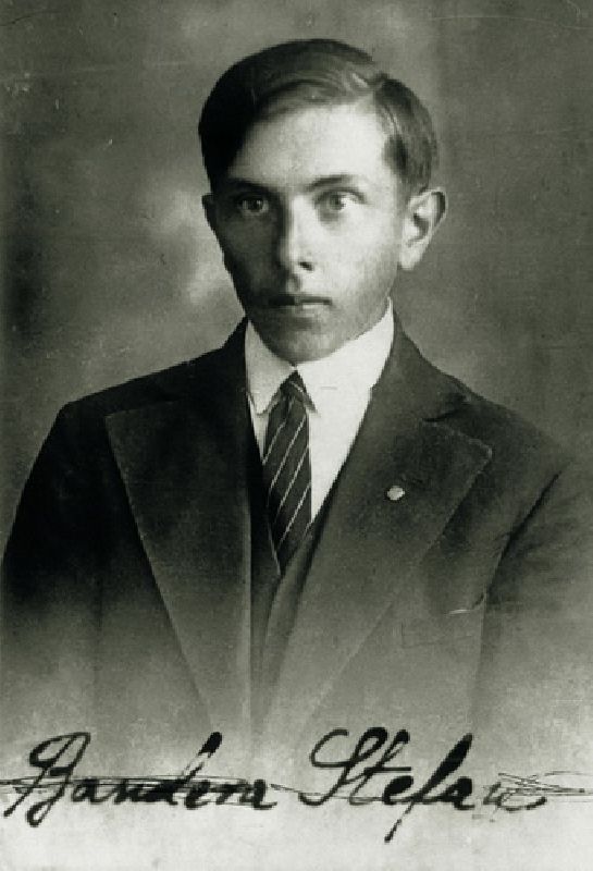 Степан Бандера. Студентське фото, 1928 р..jpg