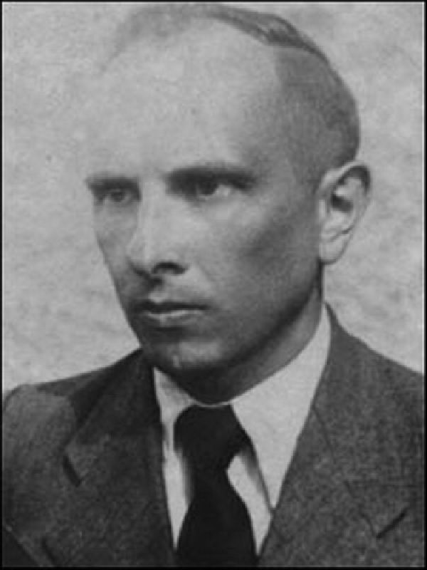 Степан Бандера після звільнення з польської в'язниці. 1939-й рік..jpg