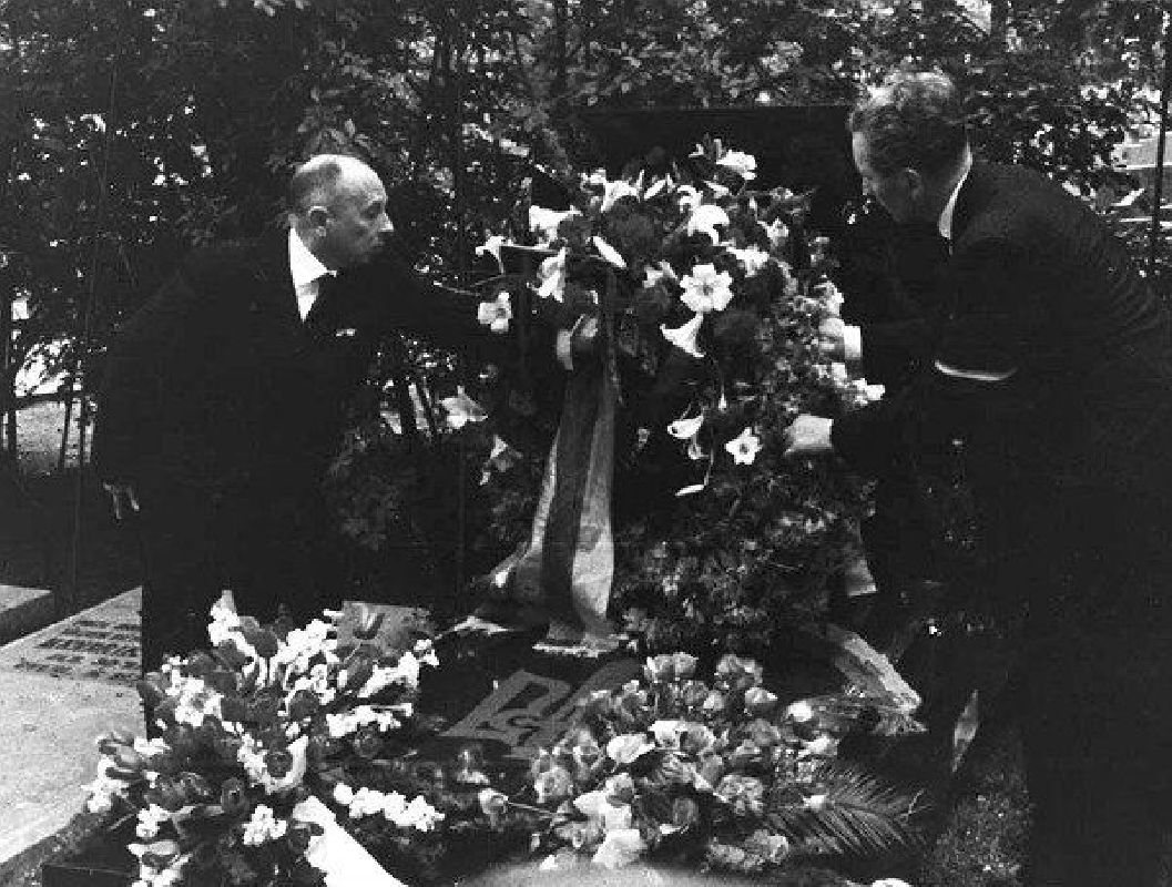 Степан Бандера покладає квіти на могилу Євгена Коновальця. Роттердам, 23 травня 1958 року 